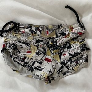 Yogabela coming print 2 medium hot yoga shorts